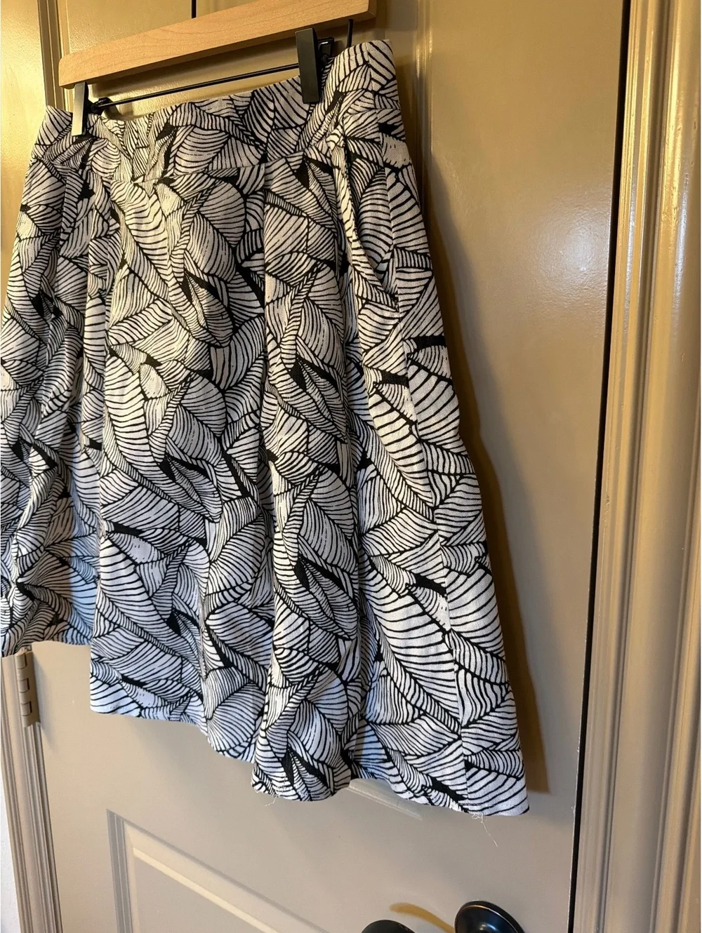 LOFT Women's Size 6 Black and White Leaf Print A-Line Skirt